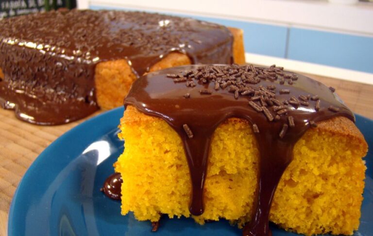 Imagem de um bolo de cenoura com cobertura de chocolate