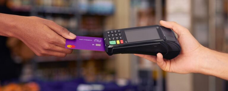 Imagem de cartão de crédito Nubank.