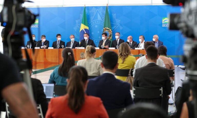 Auxílio emergencial de R$ 600,00 durante pandemia do novo coronavírus