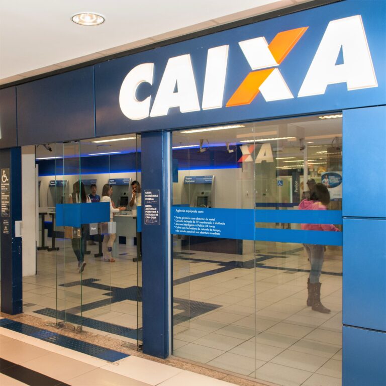 Imagem faixada de uma agência Caixa.